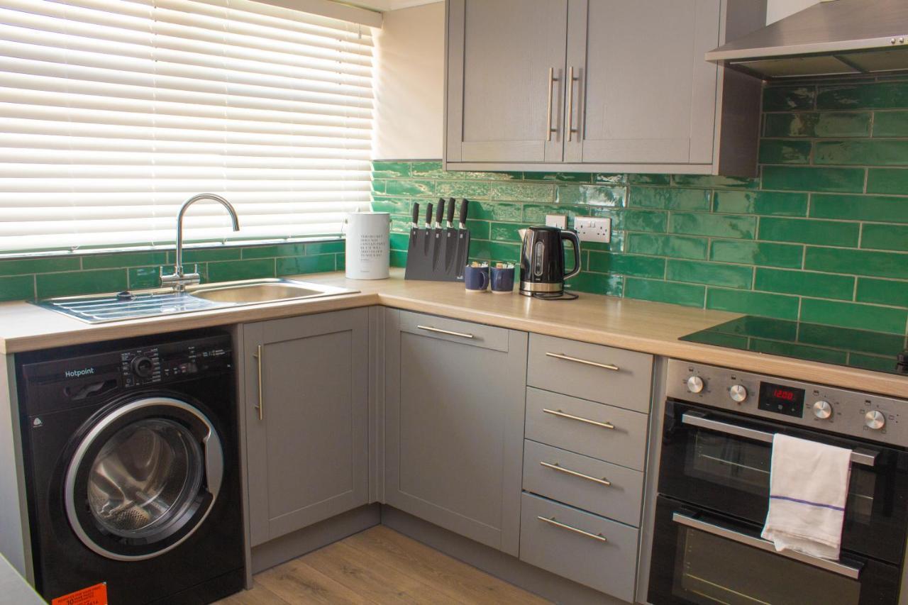 Cosy 3Bed Bungalow In West Kirby, Free Parking Frankby Экстерьер фото